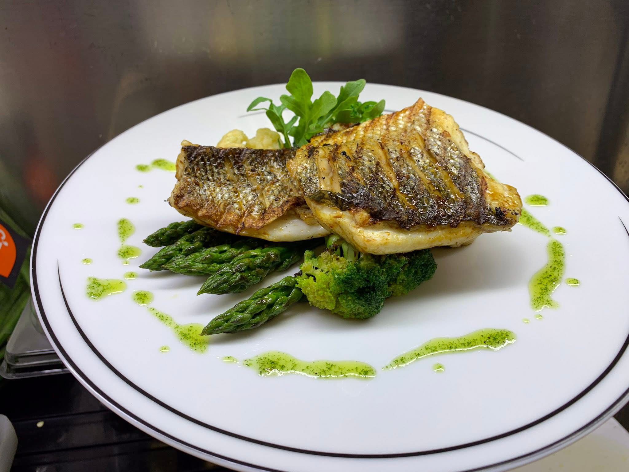 Filet de bar de ligne frais avec sauce céleri et légumes - Plat gastronomique Bruxelles