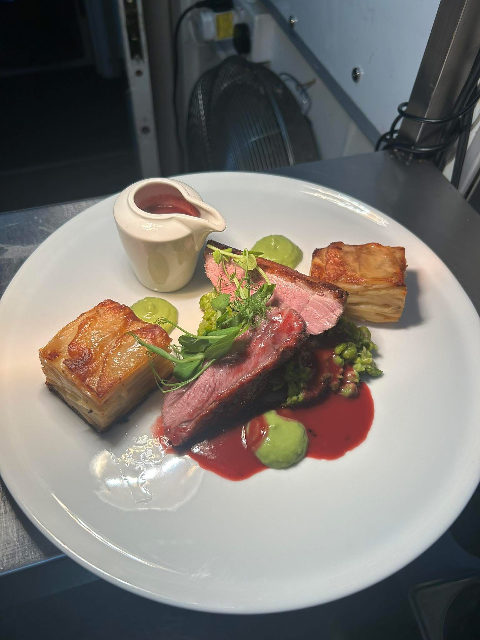 Filet de veau tendre sauce vin rouge avec gratin - Plat signature restaurant Etterbeek