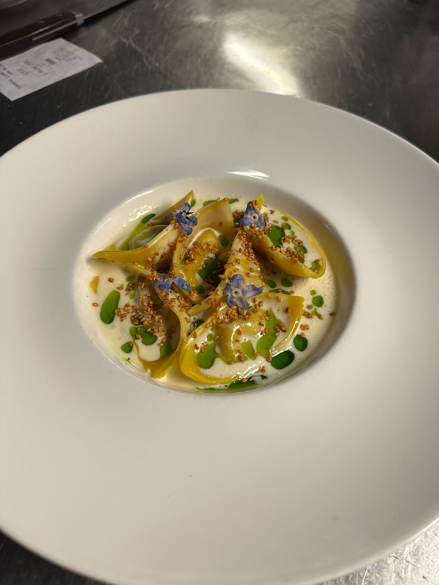 Raviolis maison à la crème de parmesan et huile de basilic - Entrée gastronomique Etterbeek