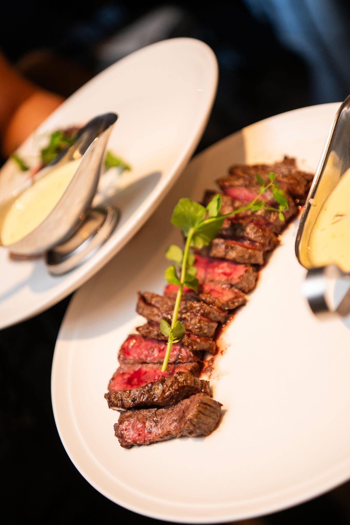 Steak grillé tendre avec sauce au poivre maison - Plat principal Les Saveurs de Coco