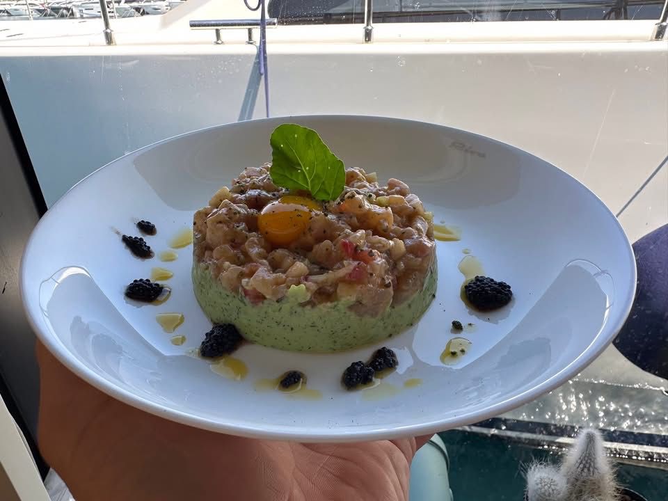 Tartar de saumon frais avec crème d'épinards - Entrée Les Saveurs de Coco Bruxelles
